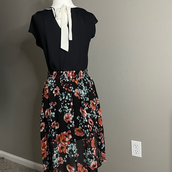 Cute bow-back top in black and white. Size XS but would fit a size S - Picture 4 of 6